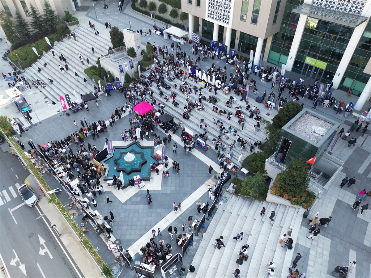 - Haliç Üniversitesi Mütevelli Heyeti Başkanı Kemal Bilal Aydın:
- "Öğrenci