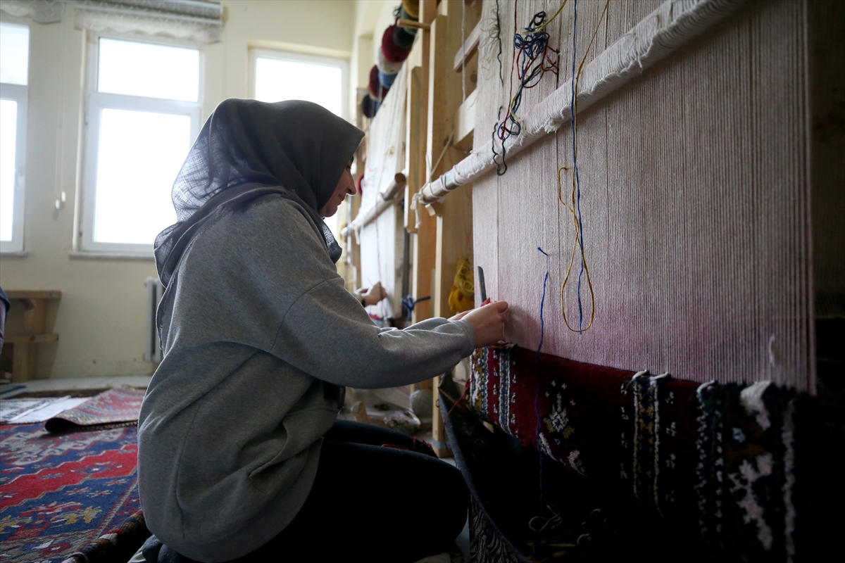 - Kayseri'nin halısı ile meşhur ilçesi Yahyalı'da açılan kursa katılan