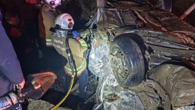 HATAY (AA) – Hatay'ın merkez Antakya ilçesinde iki otomobilin çarpıştığı