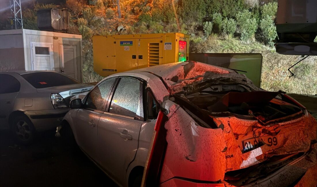 HATAY (AA) – Hatay'ın Belen ilçesinde park halindeki 8 araca