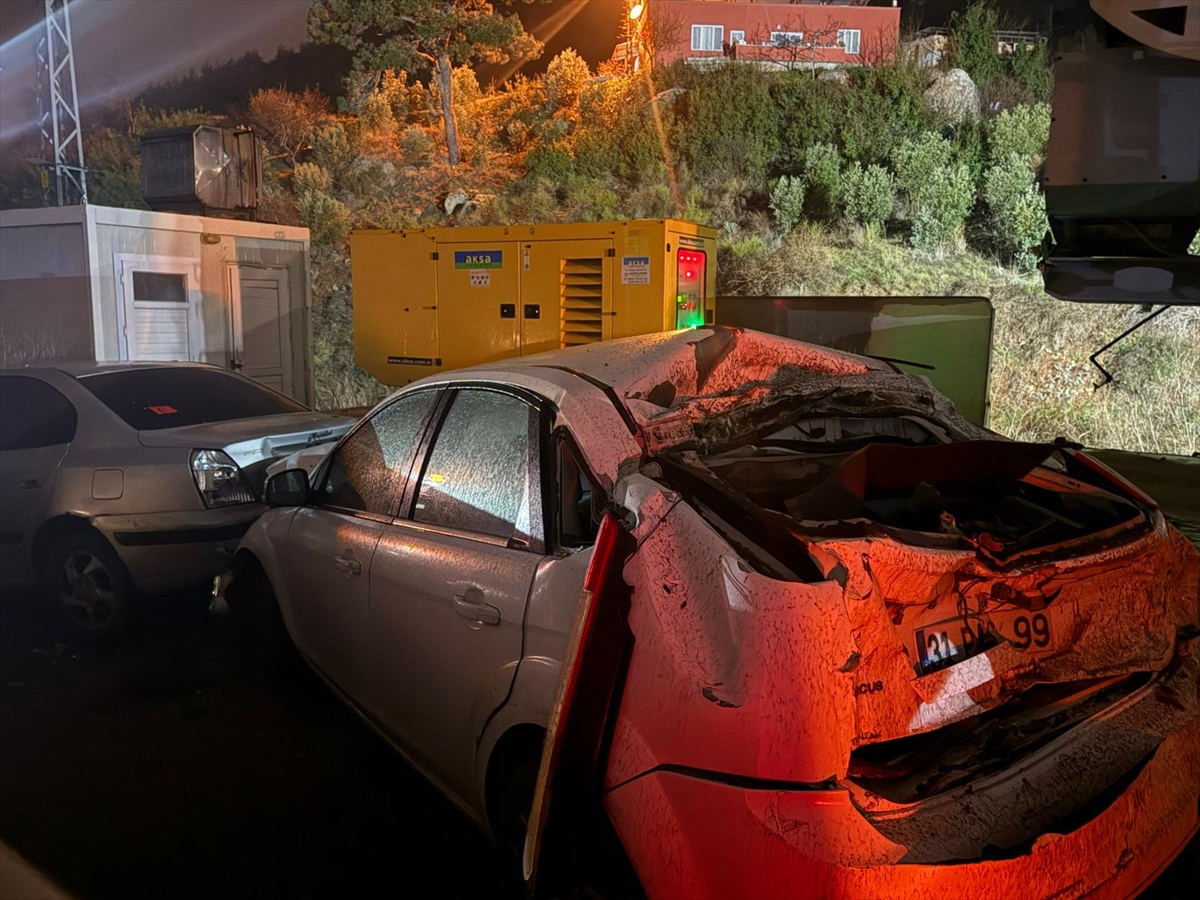 HATAY (AA) – Hatay'ın Belen ilçesinde park halindeki 8 araca