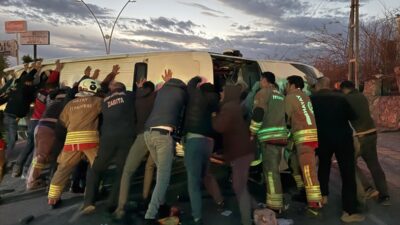 HATAY (AA) – Hatay'ın Arsuz ilçesinde tır ile minibüsün çarpışması