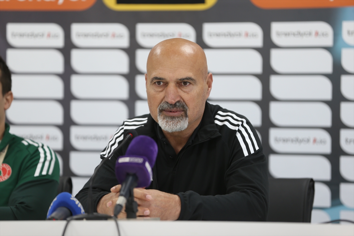 - Eminevim Ümraniyespor Teknik Direktörü Levent Açıkgöz:
"Kazanma alışkanlığımızı artırarak sıkıntılı