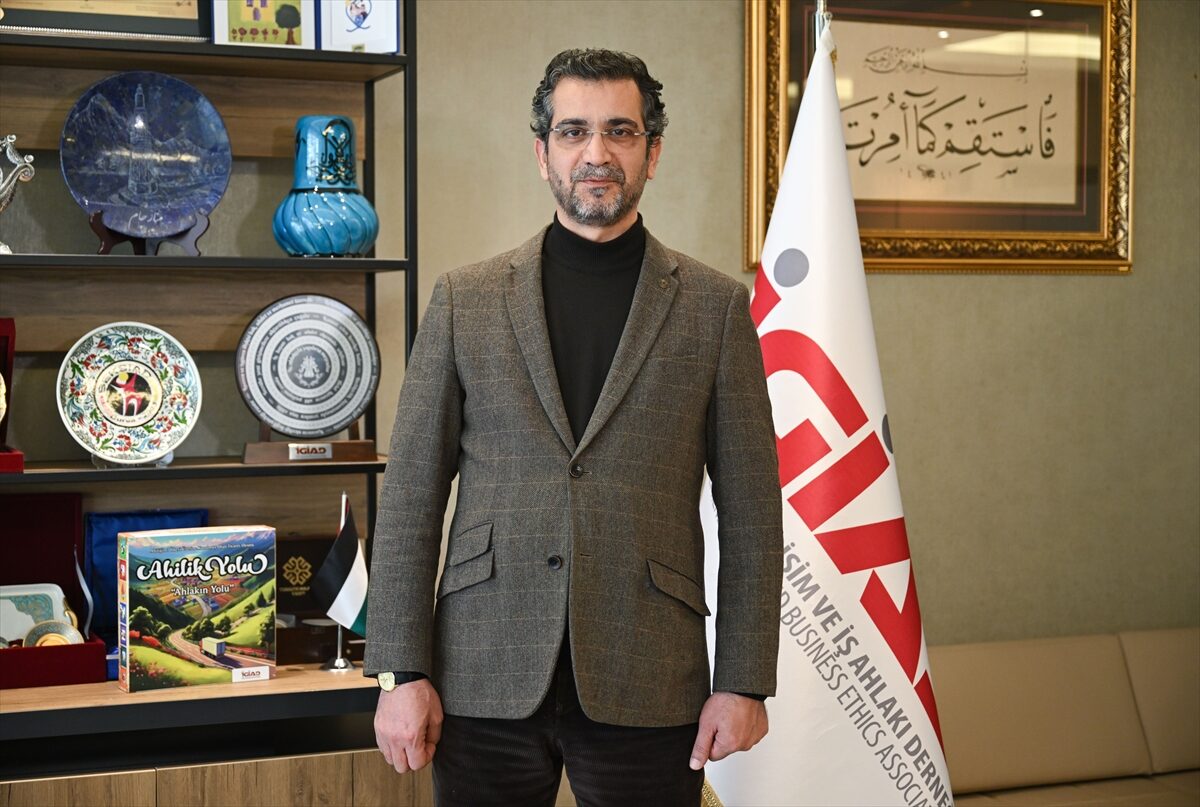 - İGİAD Yönetim Kurulu Başkanı Hüseyin Akça:
- "Beyaz yaka ve