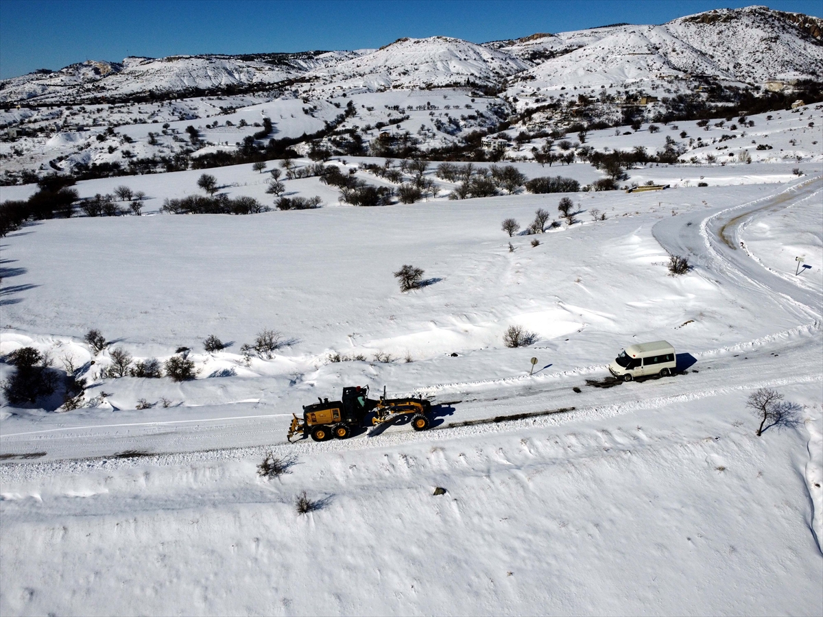 - Elazığ Belediyesi ekiplerince kentte karla mücadele çalışmaları sürerken, kırsalda