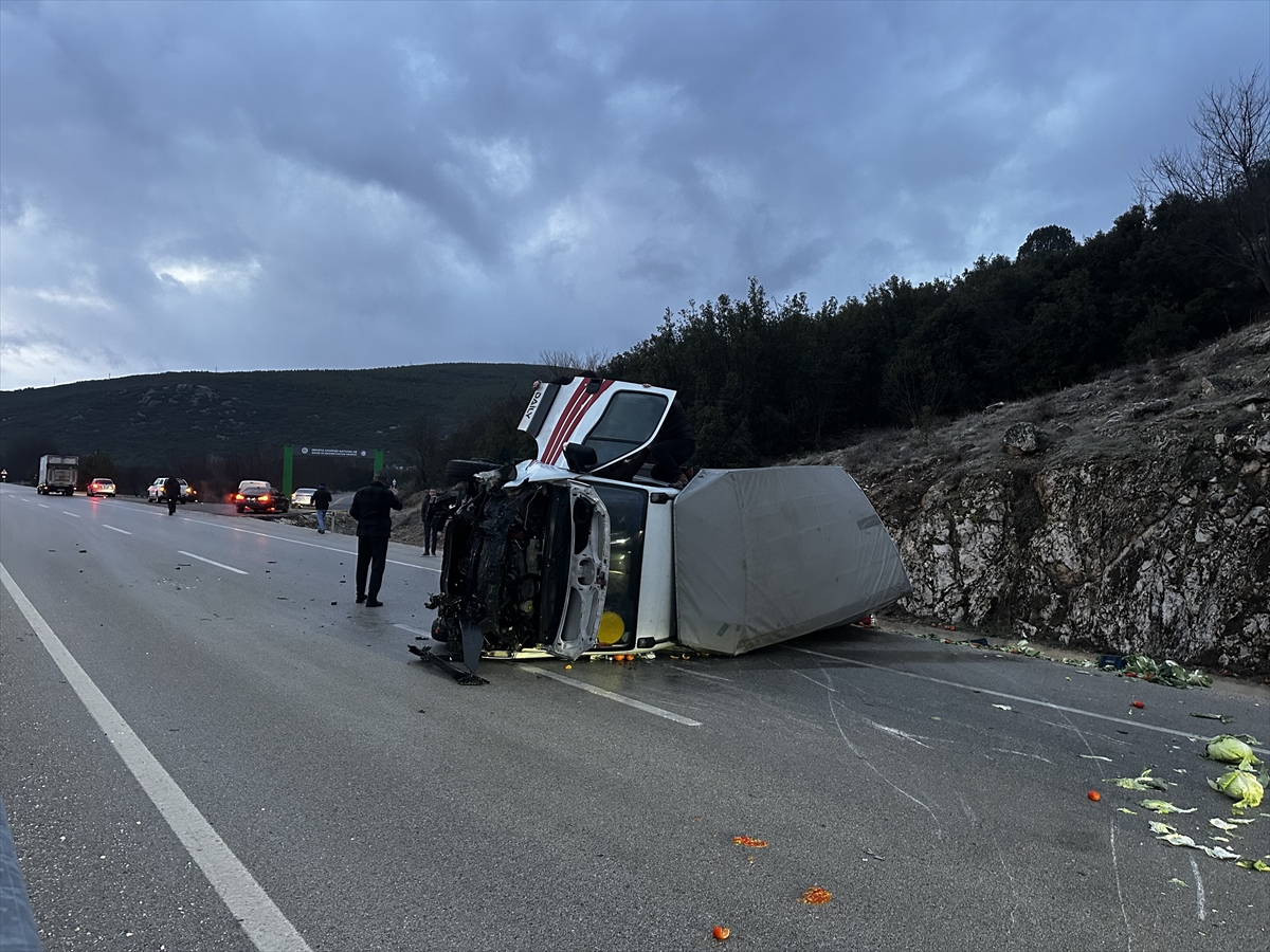ISPARTA (AA) – Isparta'da sebze yüklü kamyonetin devrilmesi sonucu 3