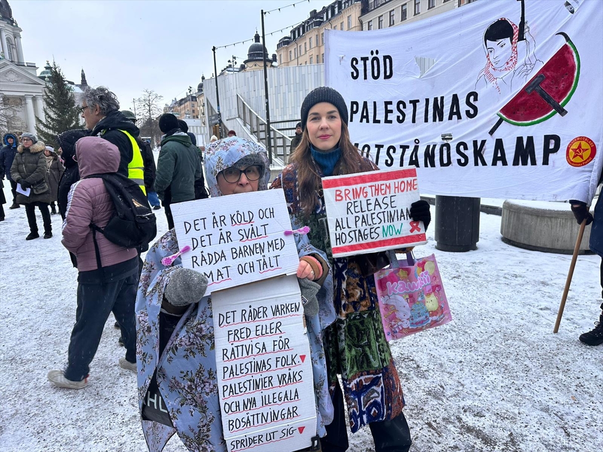 STOCKHOLM (AA) – İsveç'in başkenti Stockholm'de yüzlerce kişi, İsrail'in ateşkesi