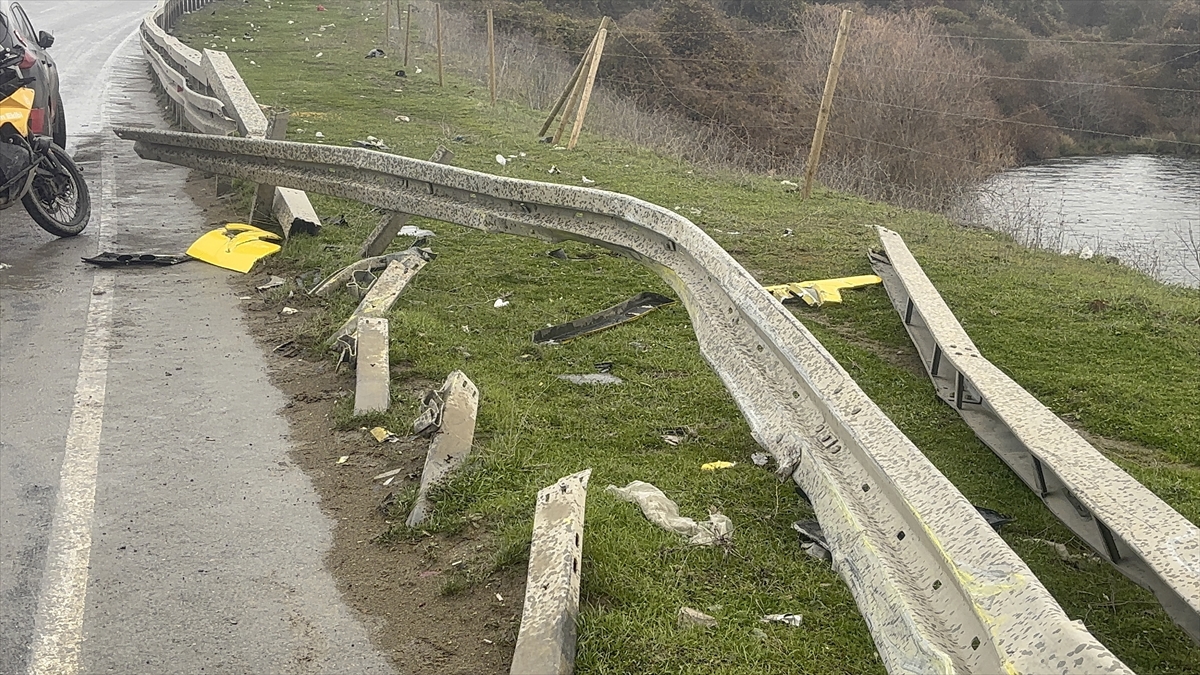 İSTANBUL (AA) – Arnavutköy'de İETT otobüsünün bariyere çarpması nedeniyle 2