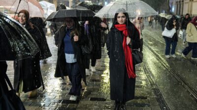 - Avrupa Yakası'ndan başlayarak tüm kentte etkisini gösteren yağmur, daha