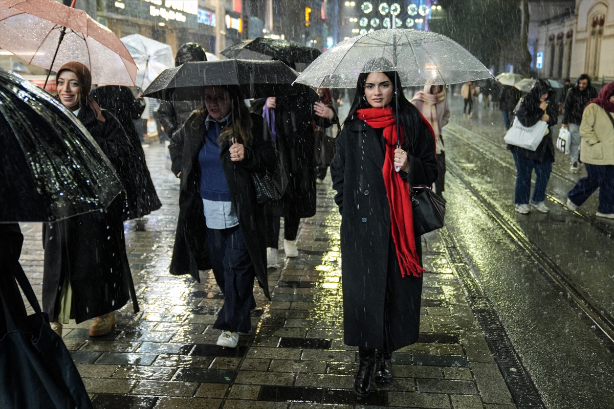 - Avrupa Yakası'ndan başlayarak tüm kentte etkisini gösteren yağmur, daha