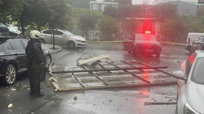 - Beyoğlu, Şişli ve Güngören'de birçok binanın çatısından parçalar koptu,