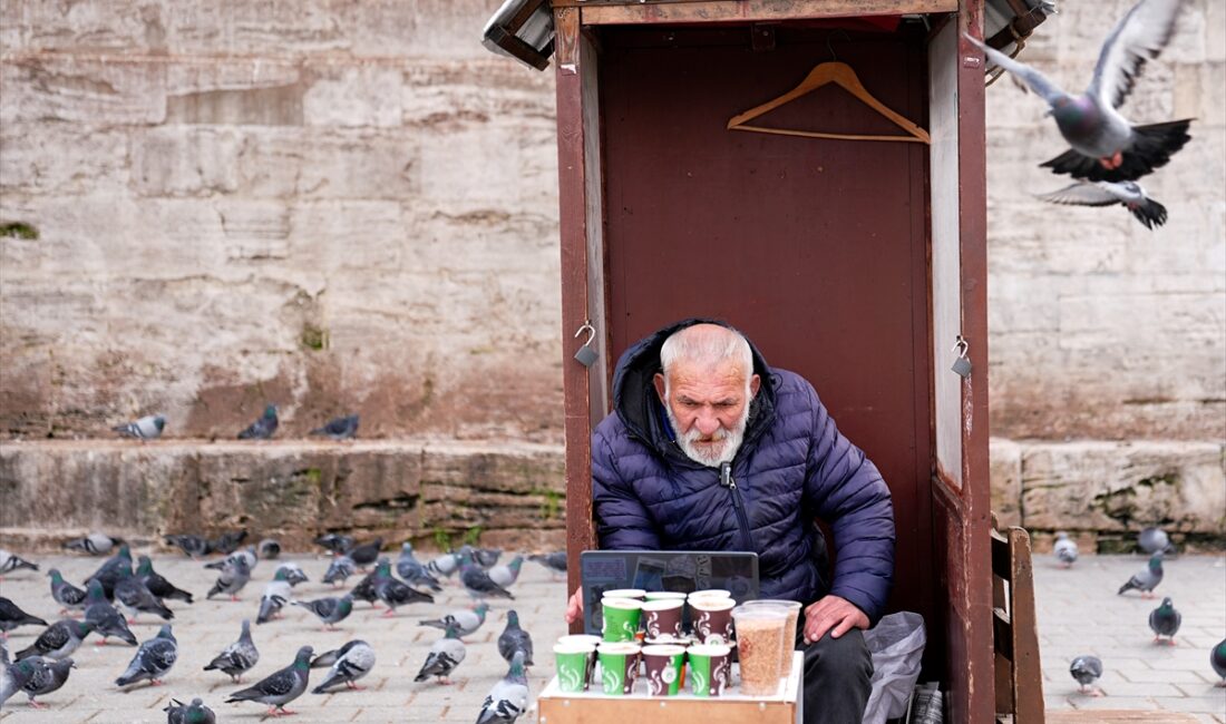 - Yeni Camii önünde kuş yemi satan Fikri Barut:
- "Fotoğraflarda
