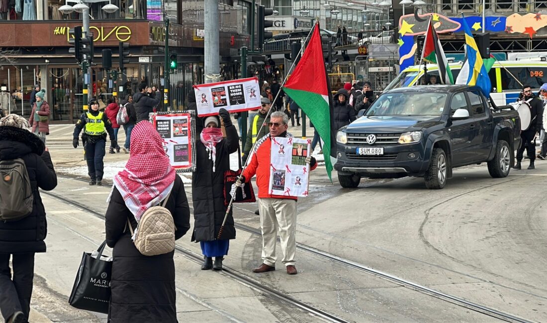 STOCKHOLM (AA) – İsveç'in başkenti Stockholm'de yüzlerce kişi, İsrail'in ateşkesi