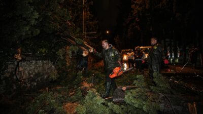 İZMİR (AA) – İzmir'de akşam saatlerinde etkili olan kuvvetli fırtına