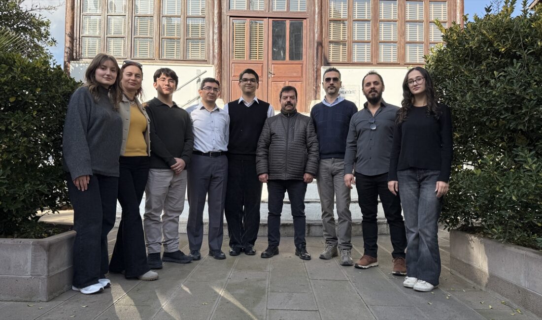 İZMİR (AA) – İzmir'in Tire ilçesinde lise öğrencileri öğretmenleriyle, iki