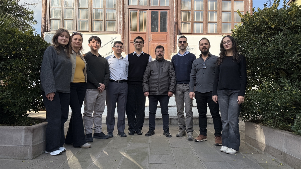 İZMİR (AA) – İzmir'in Tire ilçesinde lise öğrencileri öğretmenleriyle, iki