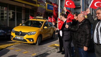 İZMİR (AA) – İzmir'de taksi şoförleri, terör örgütü YPG yandaşlarının