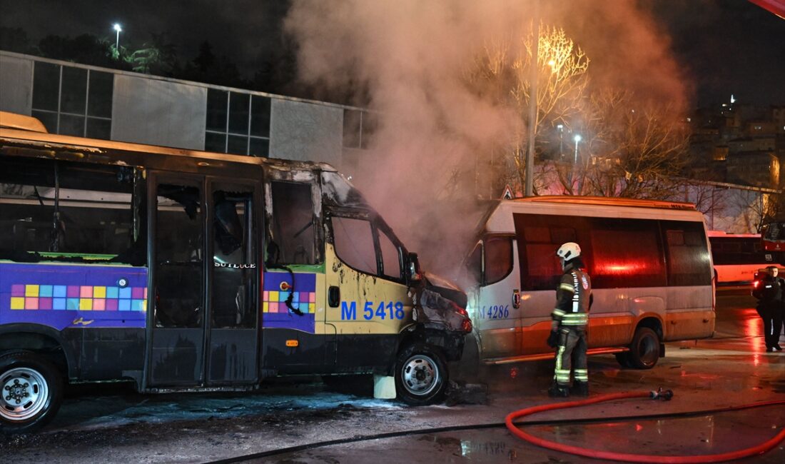 İSTANBUL (AA) – Kağıthane'de akaryakıt istasyonunda park halindeki 2 minibüste