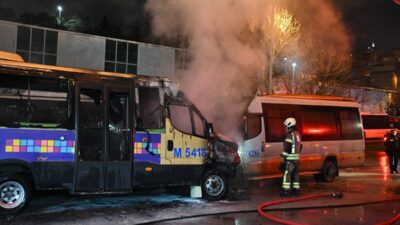 İSTANBUL (AA) – Kağıthane'de akaryakıt istasyonunda park halindeki 2 minibüste