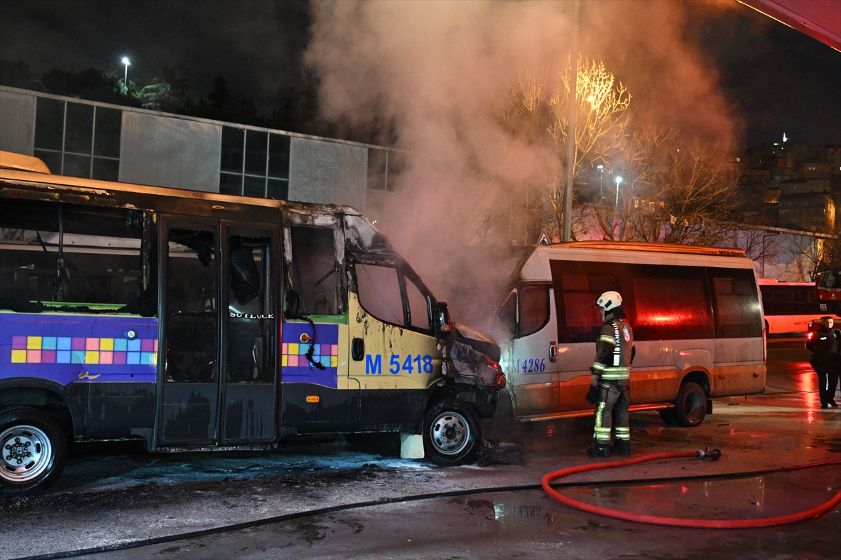 İSTANBUL (AA) – Kağıthane'de akaryakıt istasyonunda park halindeki 2 minibüste