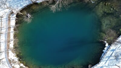 KAHRAMANMARAŞ (AA) – Kahramanmaraş'ın Onikişubat ilçesindeki Yeşilgöz Gölü, kar yağışının