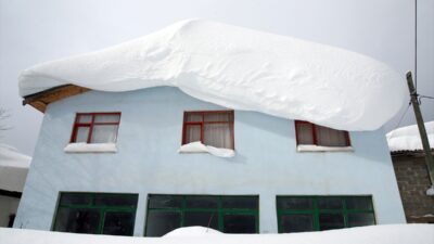 - Kastamonu'nun dağ köylerinde ana yollar ekipler tarafından açılırken ahırına,