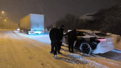 MALATYA (AA) – Yoğun kar yağışı ve tipi nedeniyle Malatya-Kayseri