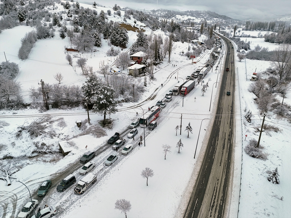 UŞAK (AA) – Uşak'ın yüksek kesimlerinde etkili olan kar yağışı