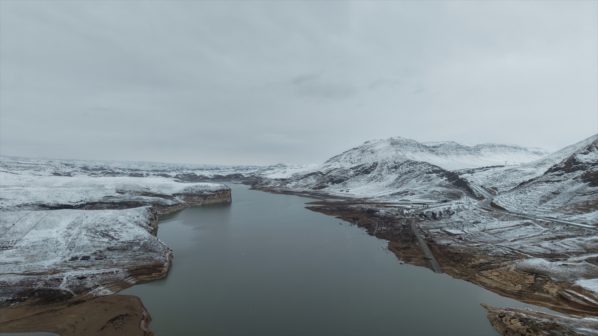 BATMAN (AA) – Kar yağışı sonrası beyaz örtüyle kapanan Ilısu