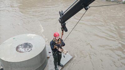 İZMİR (AA) – İzmir'in Karabağlar ilçesinde dere yatağında mahsur kalan
