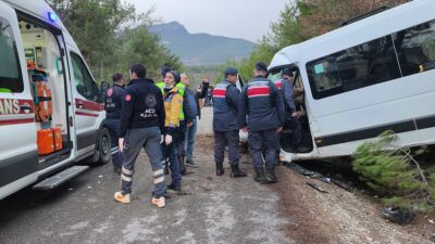 KARABÜK (AA) – Karabük'te minibüsün şarampole girerek toprak zemine çarpması