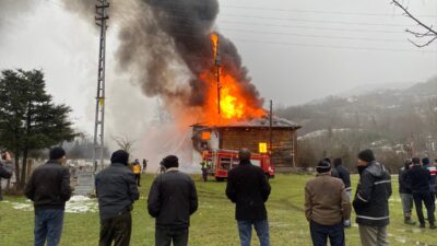 KARABÜK (AA) – Karabük'ün Eflani ilçesinde çıkan yangında tarihi cami