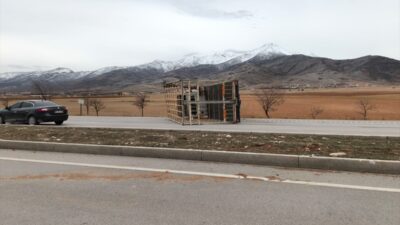 KARAMAN (AA) – Karaman'ın Kazımkarabekir ilçesinde rüzgar hayatı olumsuz etkiliyor.