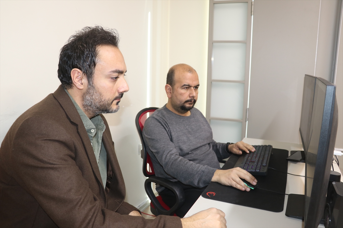 - Adana'da makine mühendisliğini bırakarak senaryosunu kendi yazdığı 4 kısa