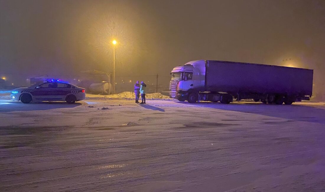 KARS (AA) – Kars-Ardahan kara yolu kar ve tipi nedeniyle