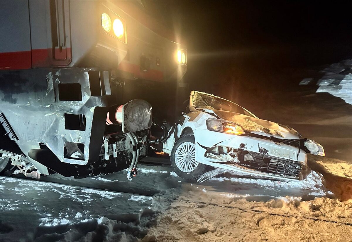 KARS (AA) – Kars'ın Sarıkamış ilçesinde TCDD'ye ait yük treni,