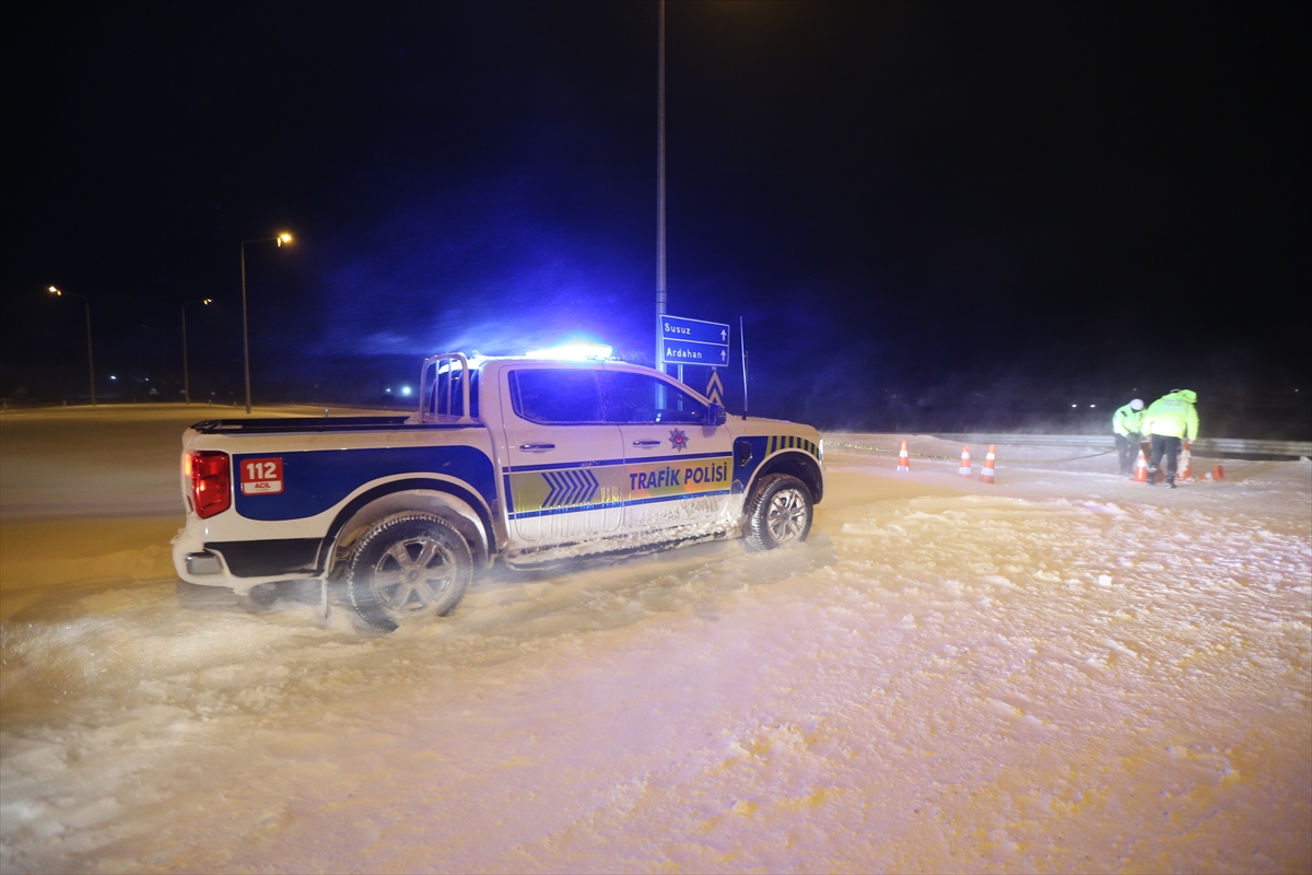 - Yoğun kar ve tipi nedeniyle Kars'ı Susuz, Arpaçay, Akyaka