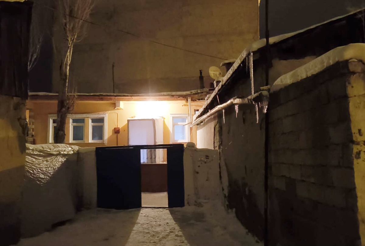 KARS (AA) – Kars'ta sobadan sızan karbonmonoksit gazından etkilenen anne,