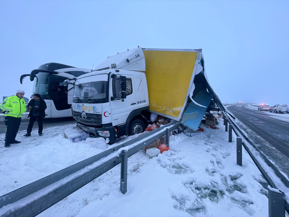 KARS (AA) – Kars'ın Sarıkamış ilçesinde yolcu otobüsünün kargo kamyonuna