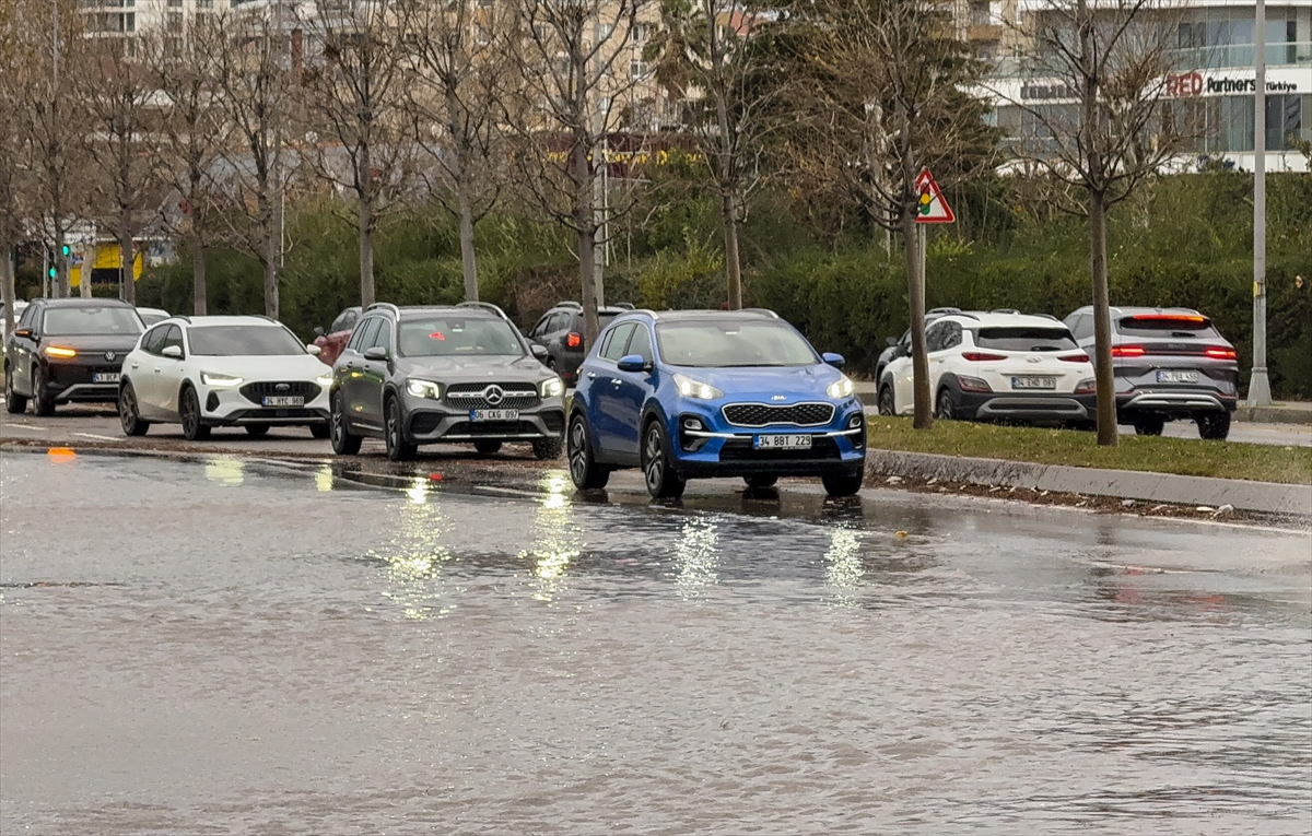 İSTANBUL (AA) – İstanbul'da etkili olan kuvvetli fırtına nedeniyle Kartal