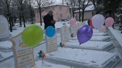 - Yangında 8 yakınını kaybeden avukat Yüksel Gültekin, torunlarının mezarlarına