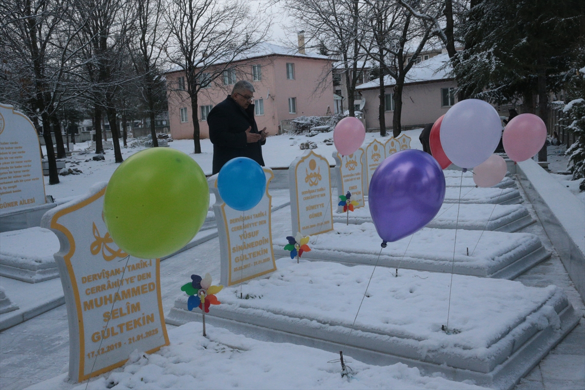 - Yangında 8 yakınını kaybeden avukat Yüksel Gültekin, torunlarının mezarlarına