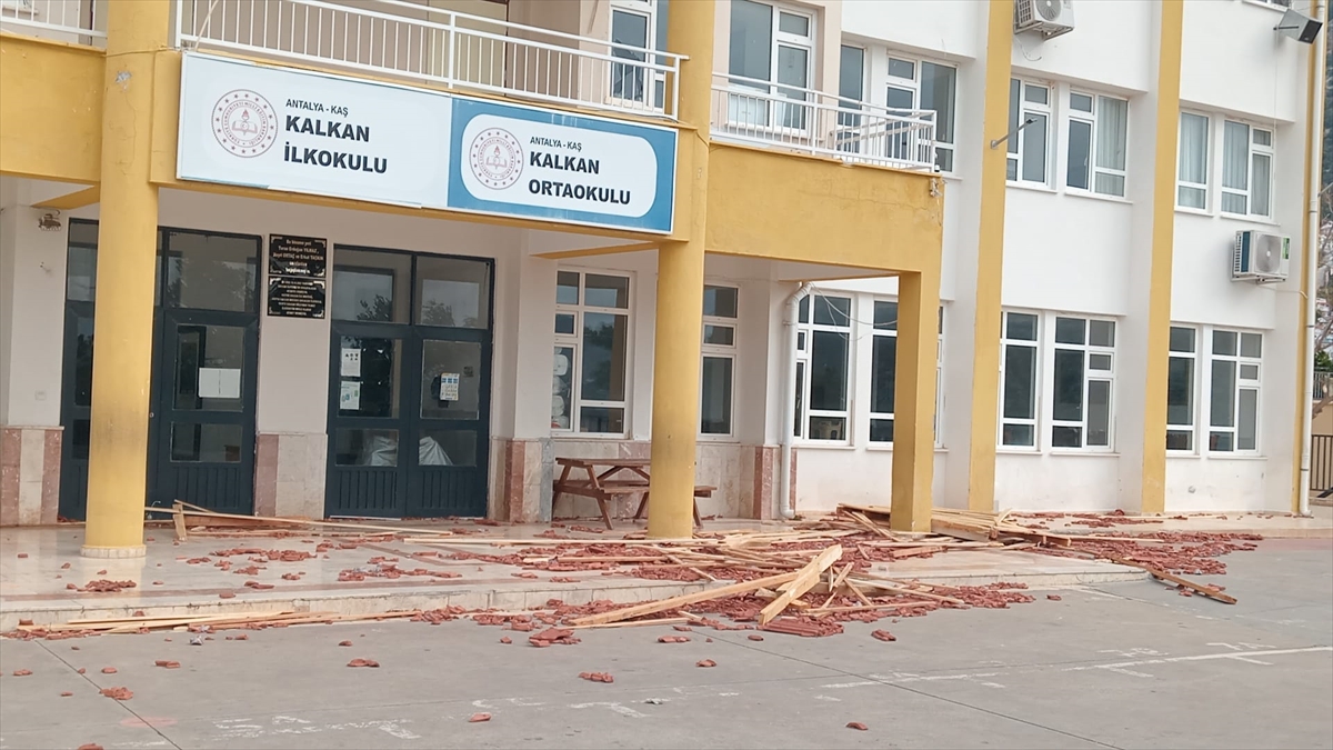ANTALYA (AA) – Antalya'nın Kaş ilçesinde fırtına nedeniyle bazı ağaçlar