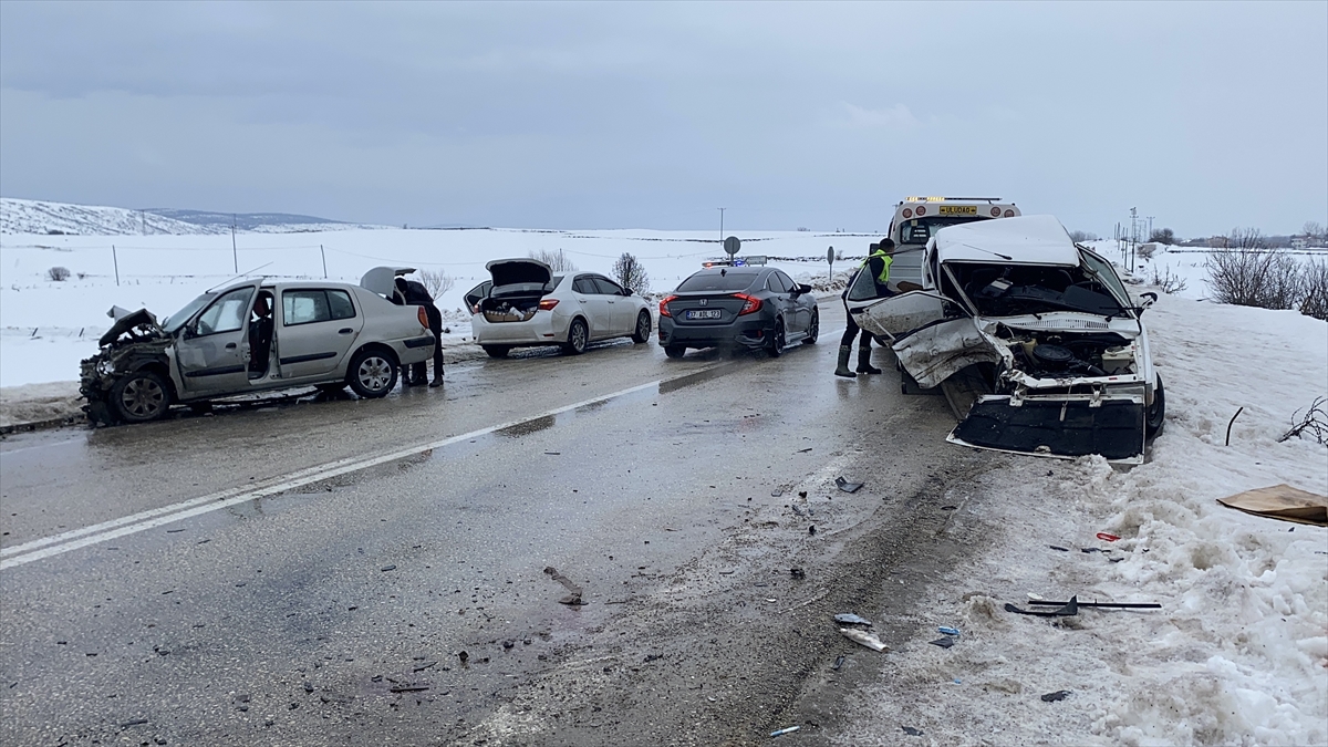 KASTAMONU (AA) – Kastamonu'nun Seydiler ilçesinde iki otomobilin çarpışması sonucu
