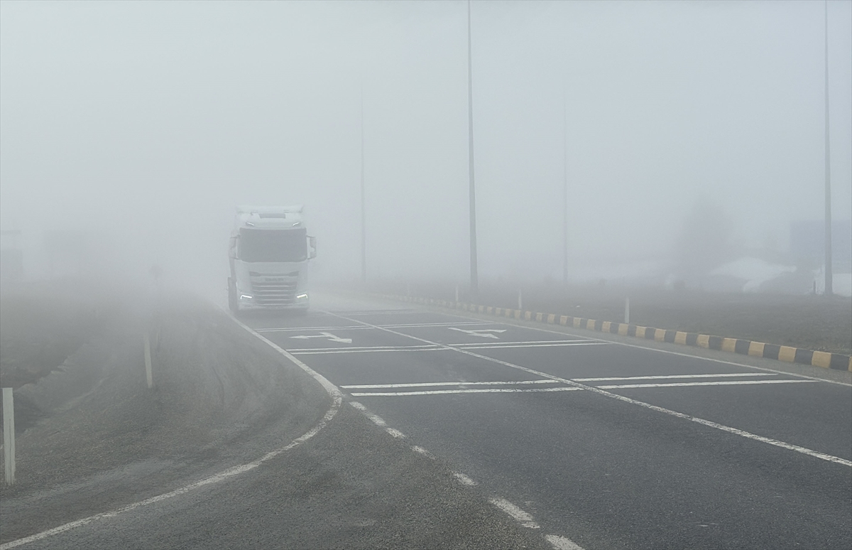 KASTAMONU (AA) – Kastamonu'da etkili olan sis görüş mesafesini düşürdü.