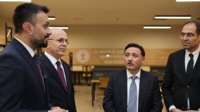 KAYSERİ (AA) – Kayseri Valisi Gökmen Çiçek, Kayseri Şehir Hastanesi'nde