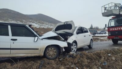 KAYSERİ (AA) – Kayseri'nin Sarıoğlan ilçesinde iki otomobilin çarpışması sonucu