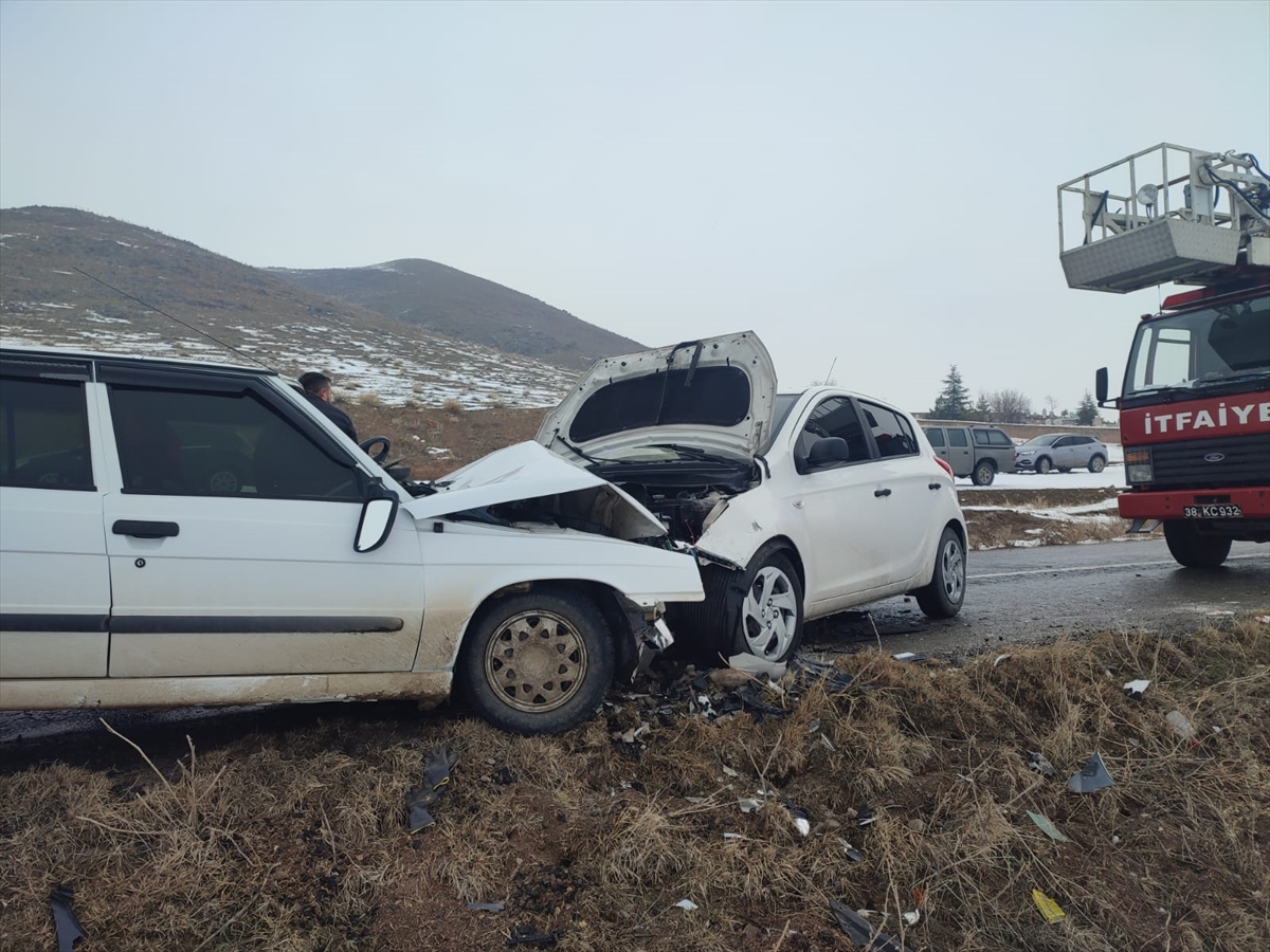 KAYSERİ (AA) – Kayseri'nin Sarıoğlan ilçesinde iki otomobilin çarpışması sonucu
