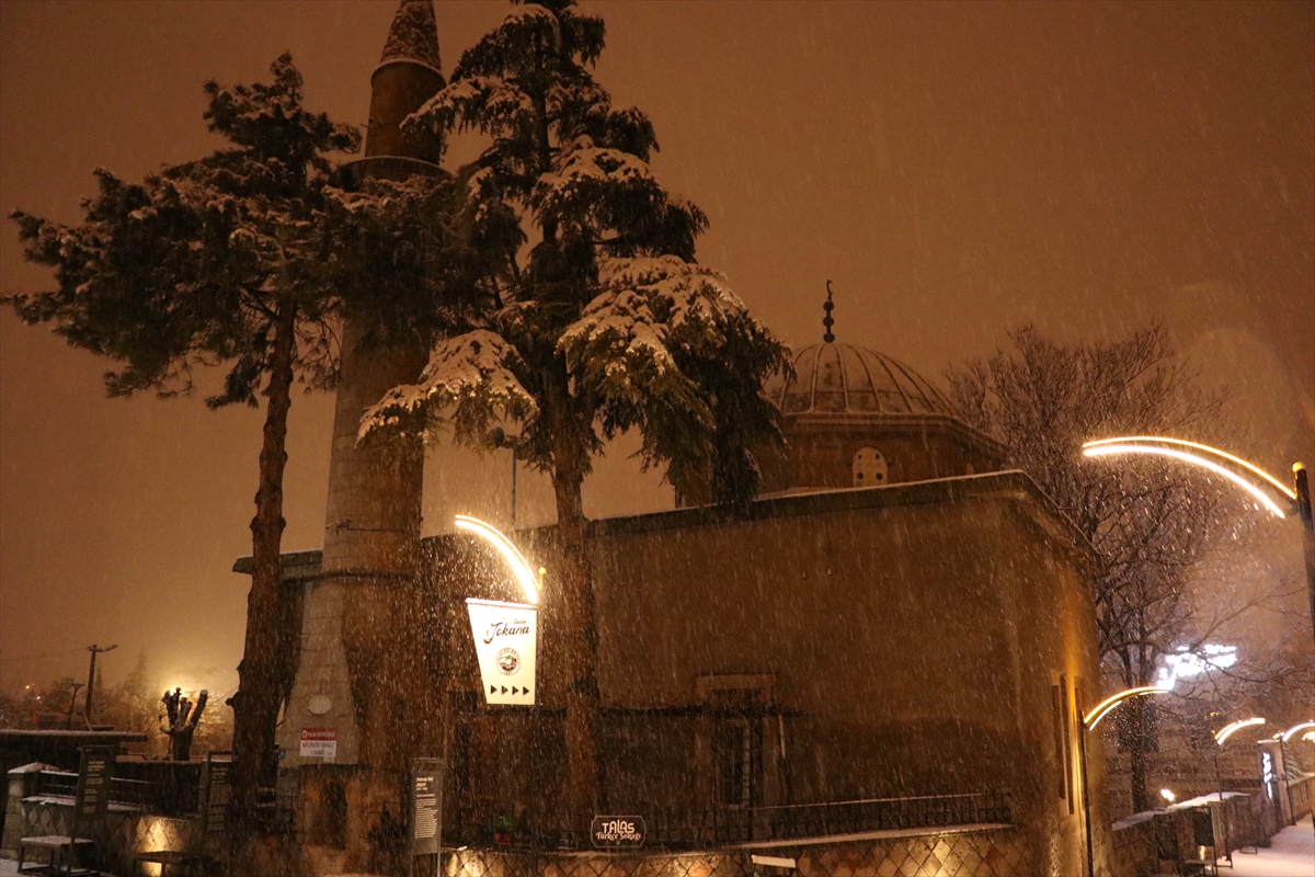 KAYSERİ (AA) – Kayseri'de akşam saatlerinde başlayan ve aralıklarla devam