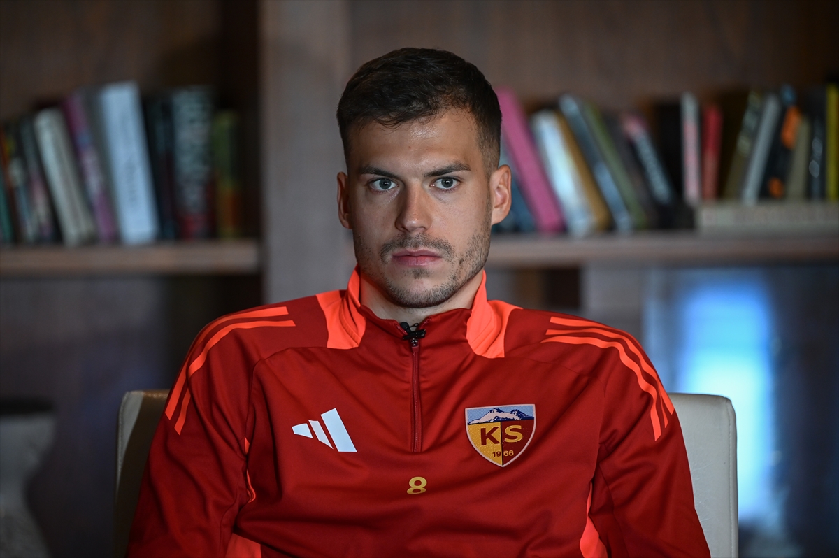 - Sarı-kırmızılı futbolcu Benes:
"Türkiye'de iz bırakmayı çok fazla isterim. Filip